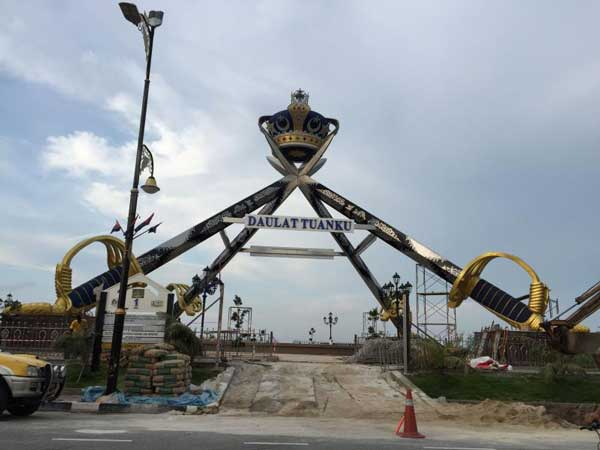 马来西亚不锈钢皇冠剑雕塑