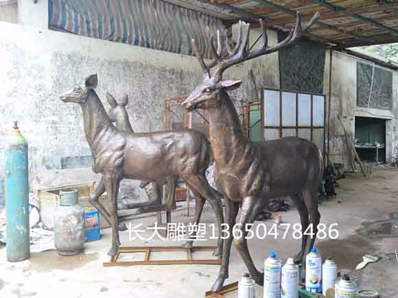 铸铜鹿雕塑安装在广东中山市