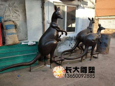 袋鼠铸铜雕塑